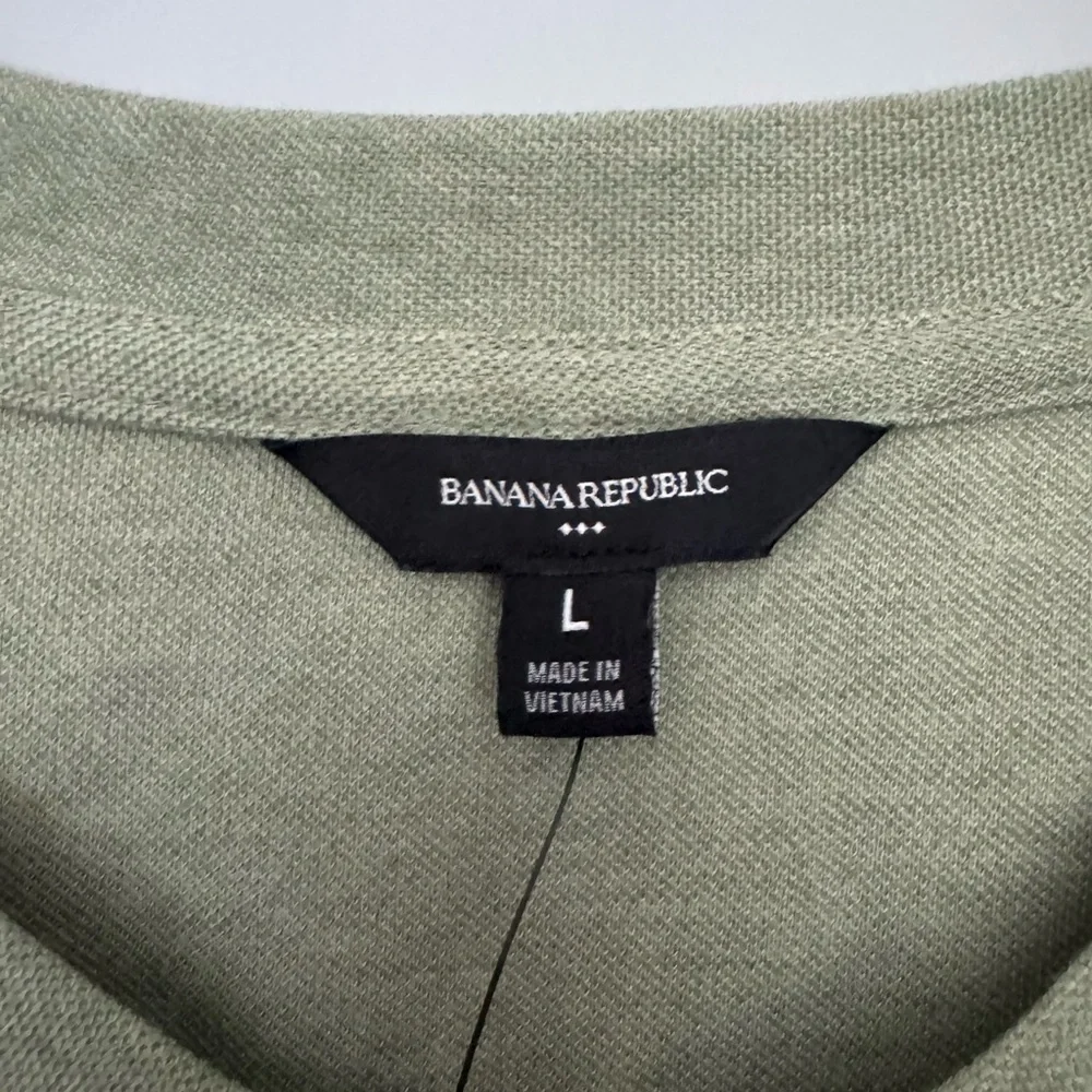 Men's BANANA REPUBLIC Cotton Short Sleeve Henley pullover shirt.